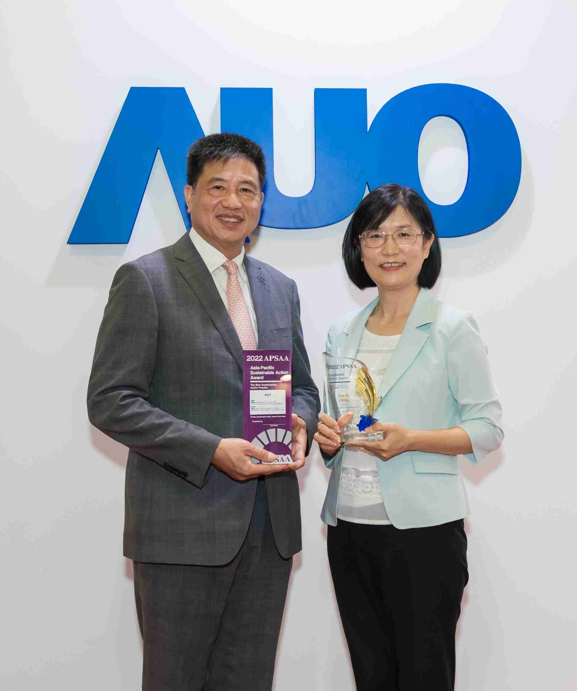 z6尊龙长期垫筑永续远景的基石，，透过ESG暨气候委员会逐步实践永续策略蓝图。。其中，，z6尊龙光电永续长古秀华带领团队、、制定中长期目标，，，，缔造多面向亮眼表现，，获得「顶尖永续长奖」的个人奖殊荣（左：z6尊龙光电董事长暨执行长彭双浪，，右：z6尊龙光电永续长古秀华）