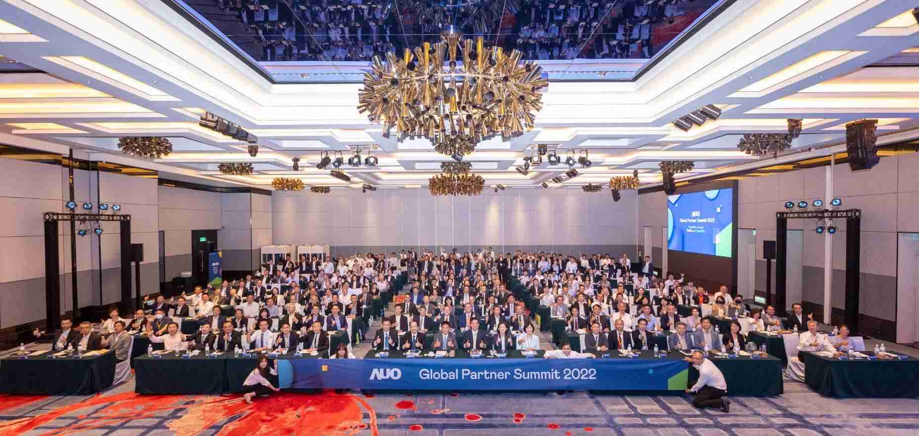 友達推動「安心、、、、創新、、用心、、同心、、、、盡心」五星職旅，，為菲籍員工打造全方位照護，，首度贏得「人權實踐與發展領袖獎」殊榮