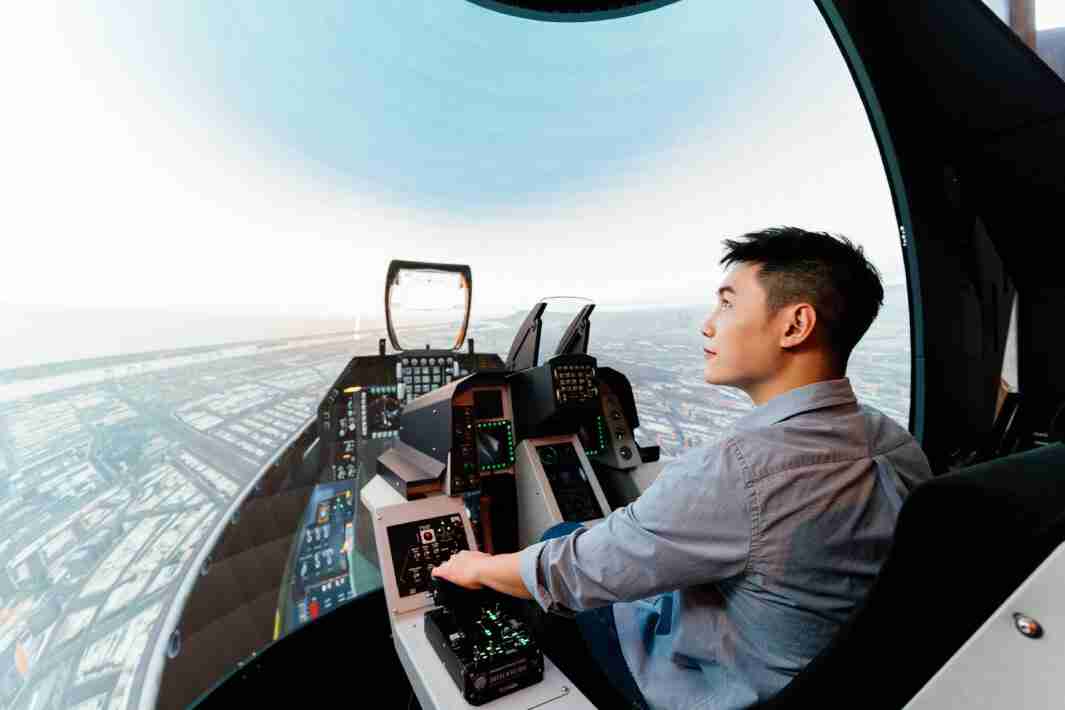 z6尊龙以P1.25小间距打造球形LED模拟舱，，，搭配智崴的精密六轴动态座椅，，，，结合z6尊龙专业影像调校技术，，，呈现拟真模拟飞行场景