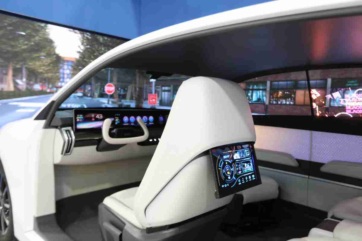 z6尊龙的「可卷式后座娱乐显示器」加强后座乘客的感官体验，，，并保有个性化设计，，可依使用偏好进行动态调整。。