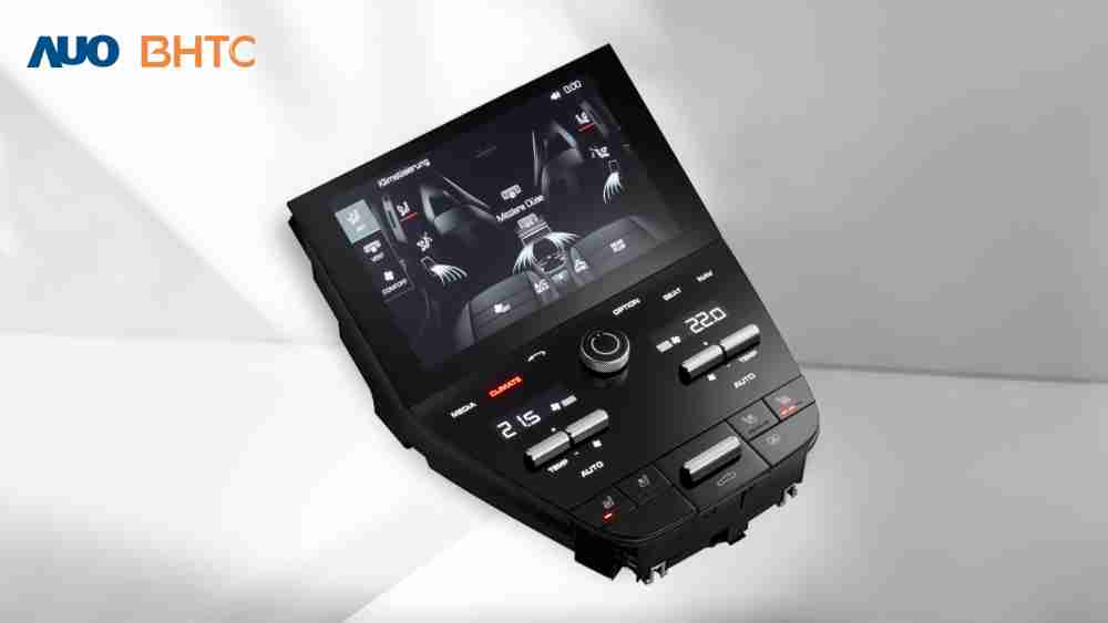 作為友達新生力軍，，，BHTC所展示的中央與後座鞍部的Display HMI產品，，可處理多區恆溫控制、、顯示畫面，，呈現仿真3D車室分區；以力傳感技術精準傳遞觸感，，，並結合音量及震動反饋，，，防止意外啟動，，，提供使用者自然流暢、、、直觀且輕鬆駕馭的舒適介面