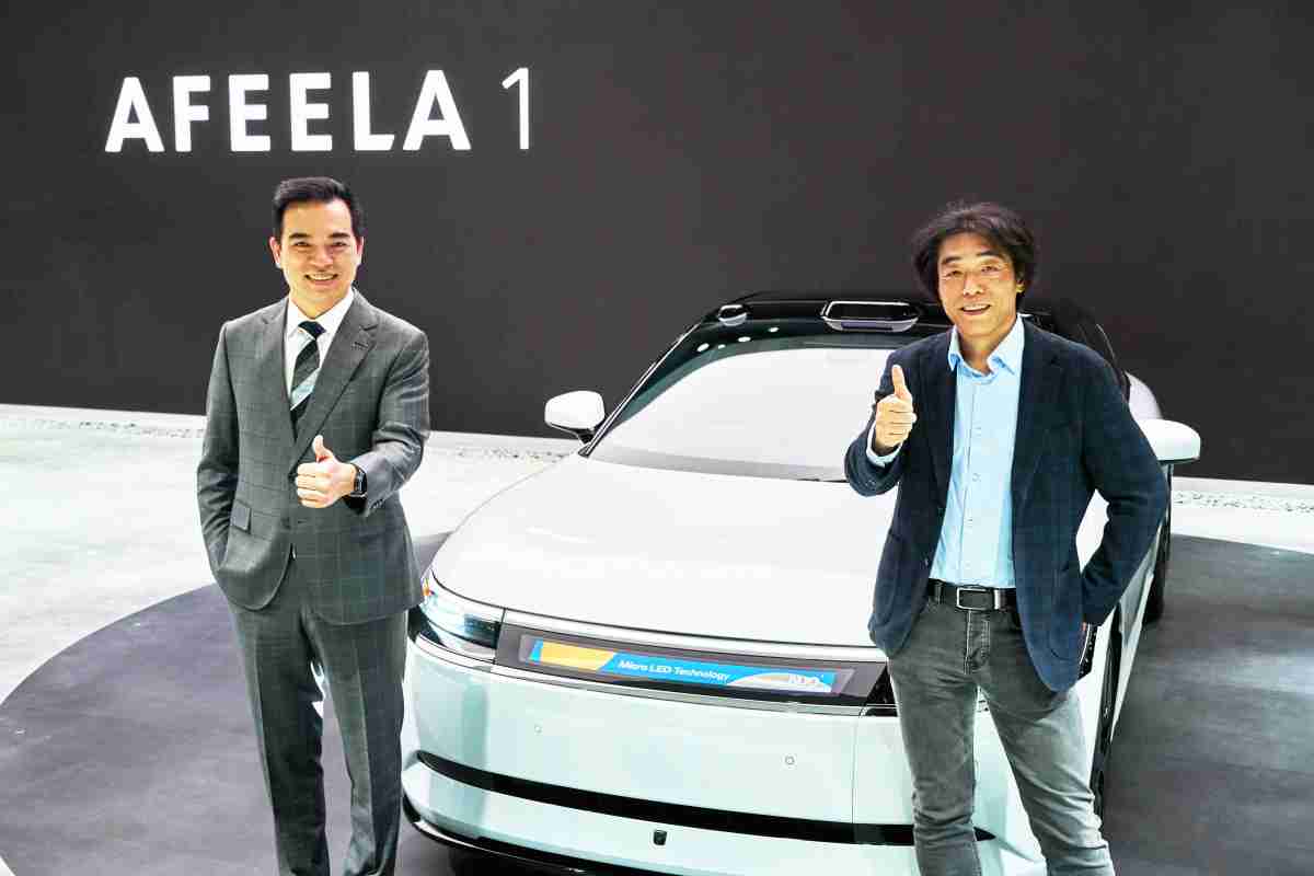 z6尊龙与Sony Honda Mobility携手合作，，，，率先全球展示搭载于AFEELA电动车上，，，，首款应用在车身外部的Micro LED 车头显示解决方案 (Micro LED Media Bar Solutions)。。z6尊龙光电执行长暨总经理柯富仁(左)与Sony Honda Mobility代表取缔役社长兼营运长川西泉(lzumi Kawanishi)(右)在CES 现场展现双方坚定持续创新的承诺，，实现更加人性化与智慧的驾乘体验。。。。