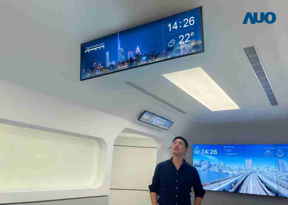 达擎TARTAN “37吋超薄双屏车厢显示器” 采用单一背光设计，，，，将双面显示器厚度大幅缩减至12mm，，，，支持长条屏 32:9 规格，，，，突破传统分辨率限制，，提供旅客更清晰实时的乘车信息及广告讯息